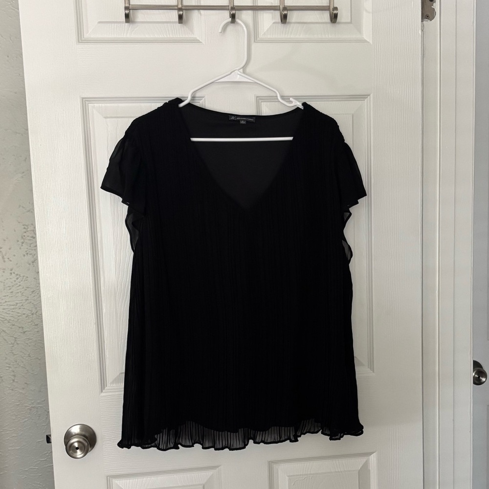 Adrianna Papell Black Pleated V-Neck Short Sleeve Top